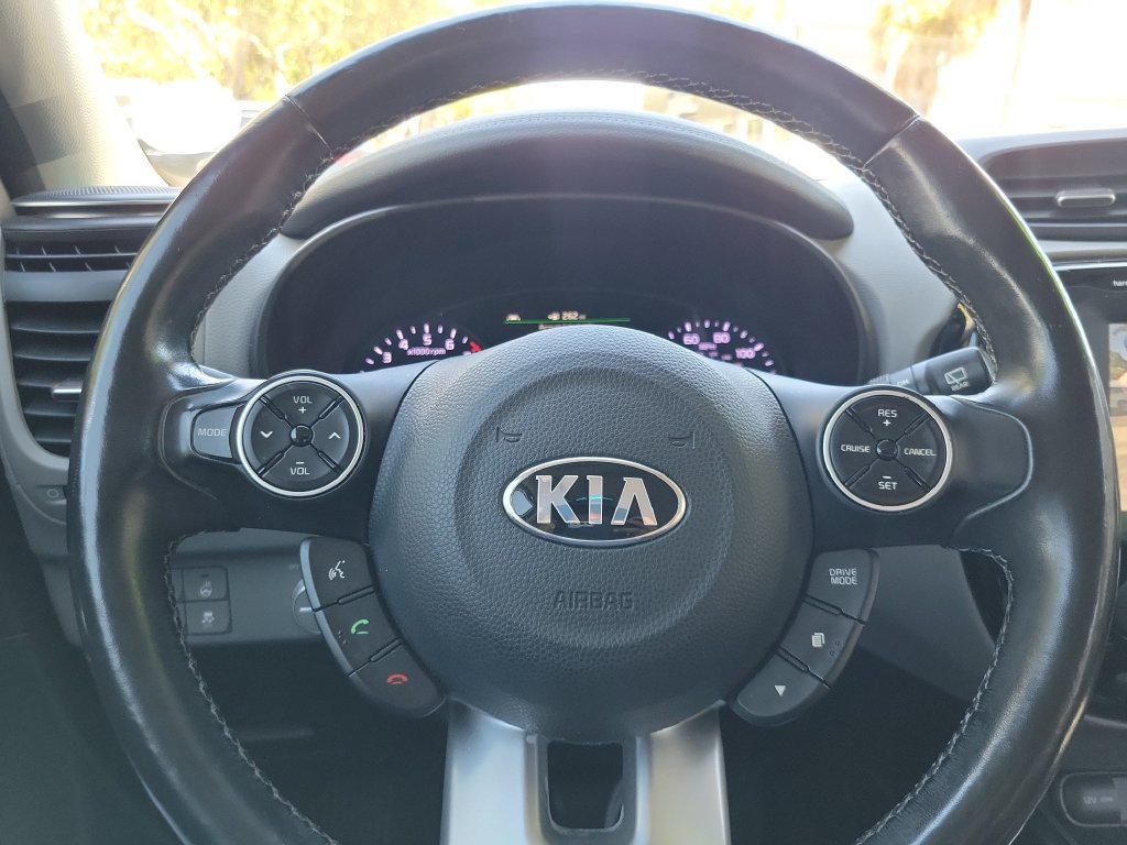 Used 2017 Kia Soul + w/ Primo Package FWD image 20