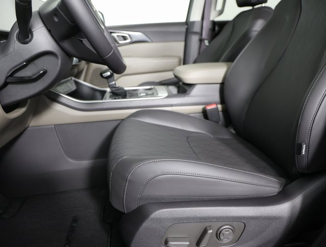 Certified 2026 Kia Carnival image 12