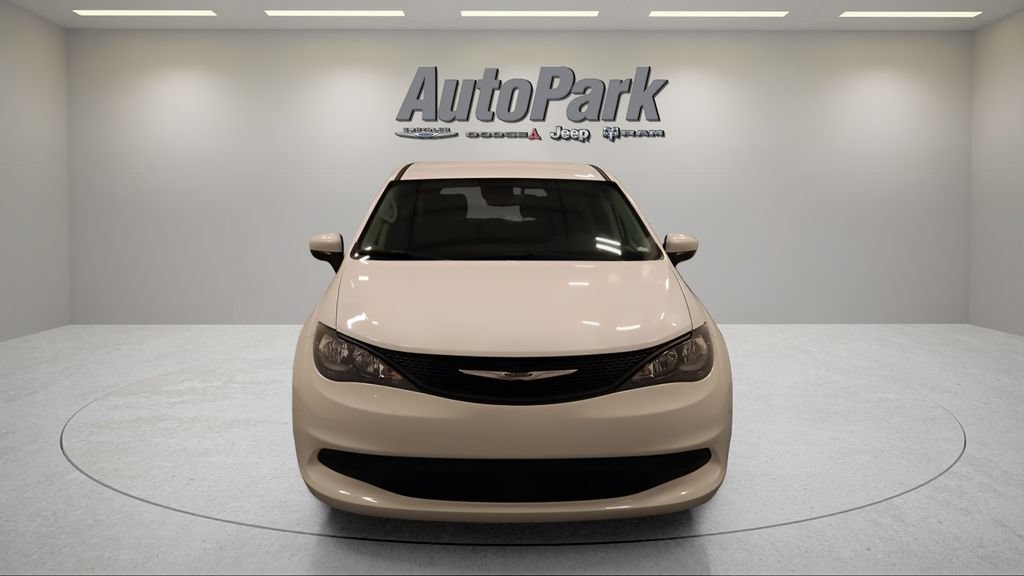 Certified 2023 Chrysler Voyager LX FWD image 3