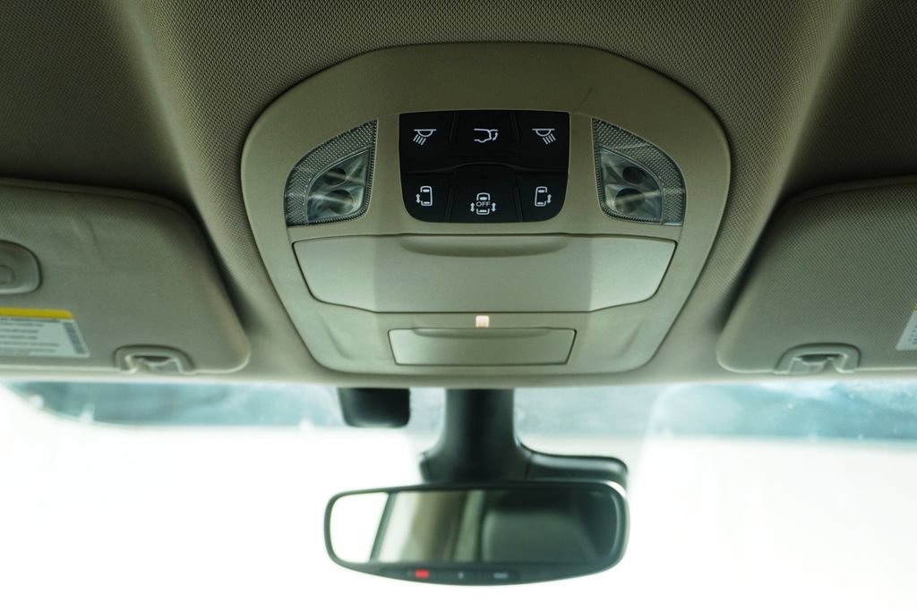 Used 2021 Chrysler Pacifica Limited w/ Uconnect Theater Family Group FWD image 24