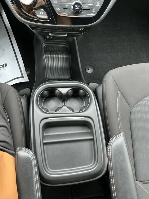 Used 2023 Chrysler Pacifica Touring FWD image 9