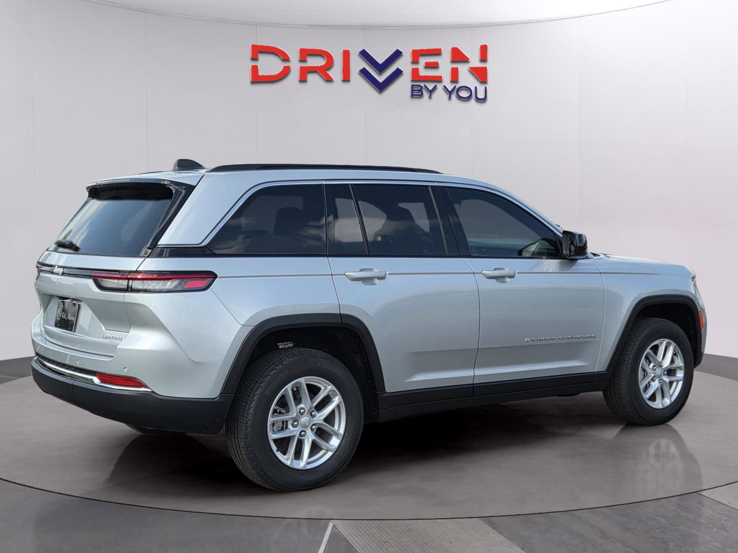 New 2025 Jeep Grand Cherokee Laredo X w/ Luxury Tech Group I image 5