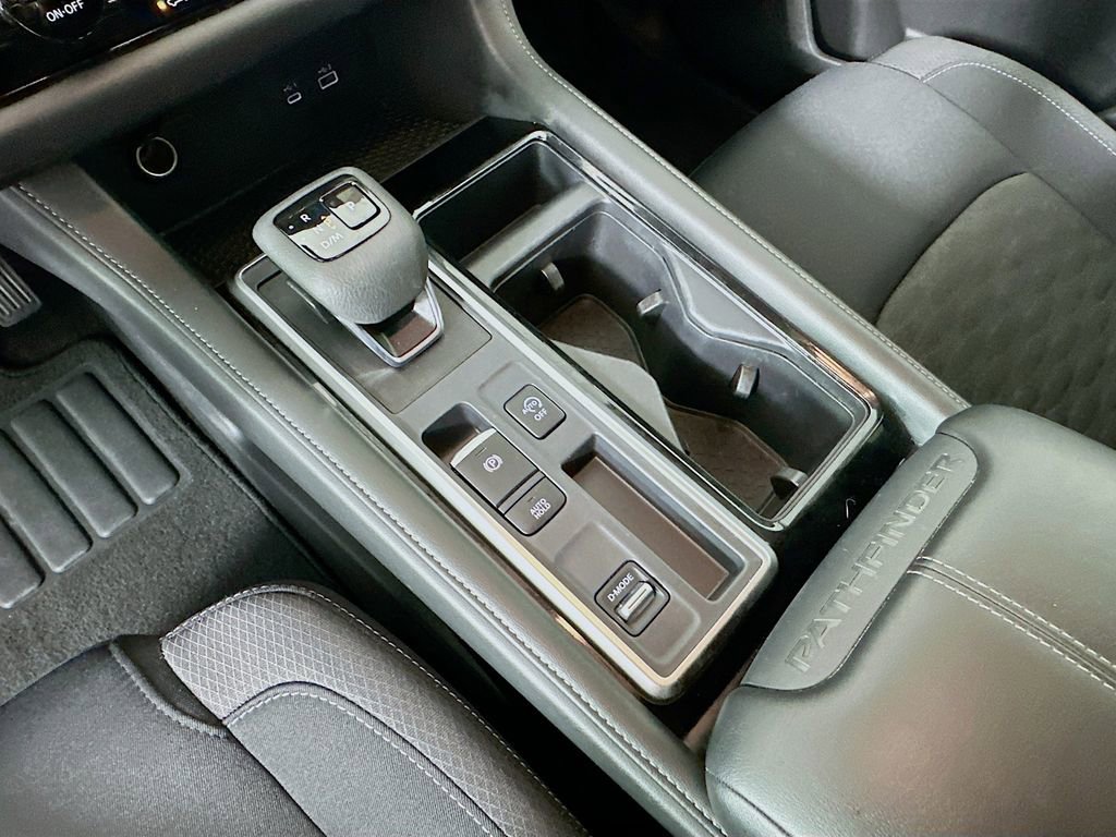 Used 2024 Nissan Pathfinder SV image 16