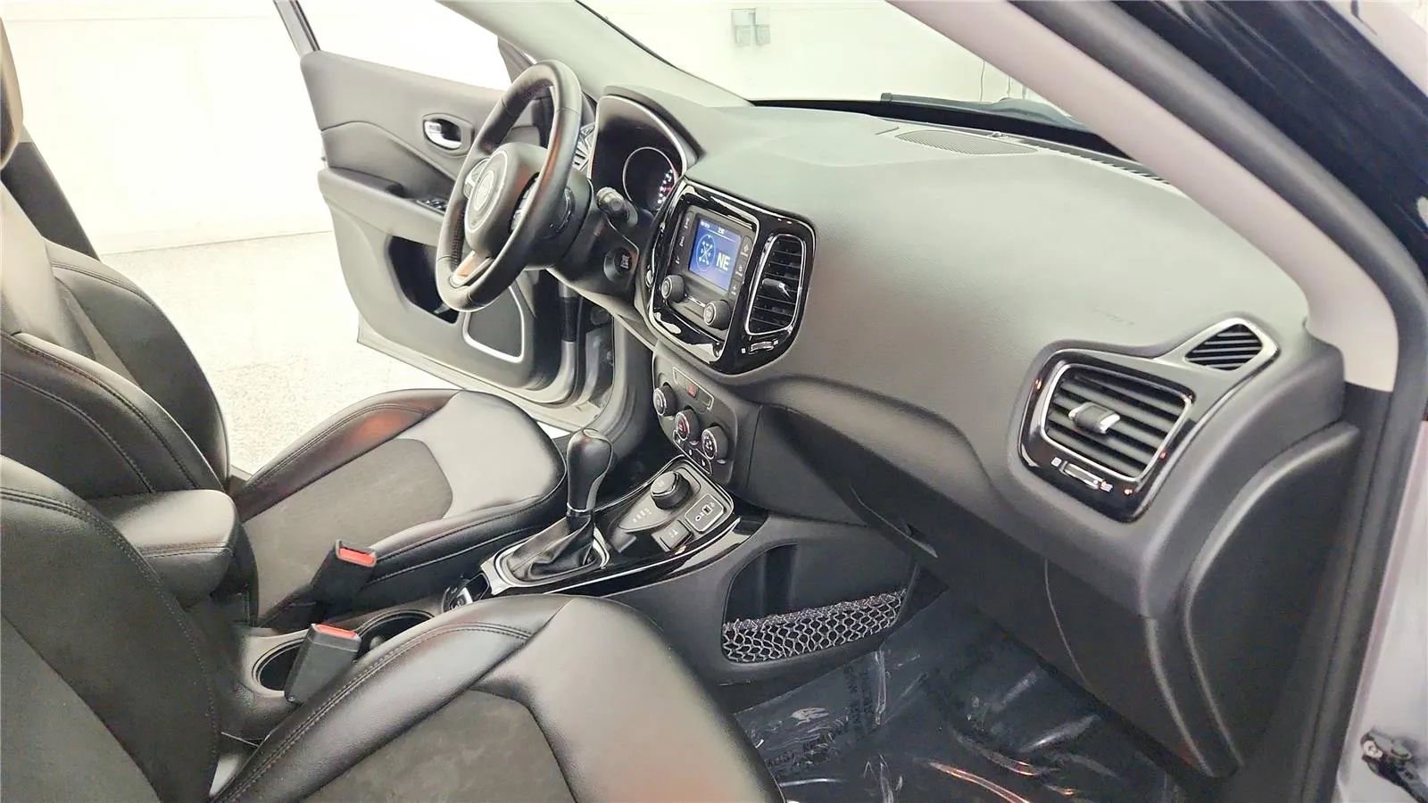 Used 2018 Jeep Compass Latitude AWD/4WD image 34