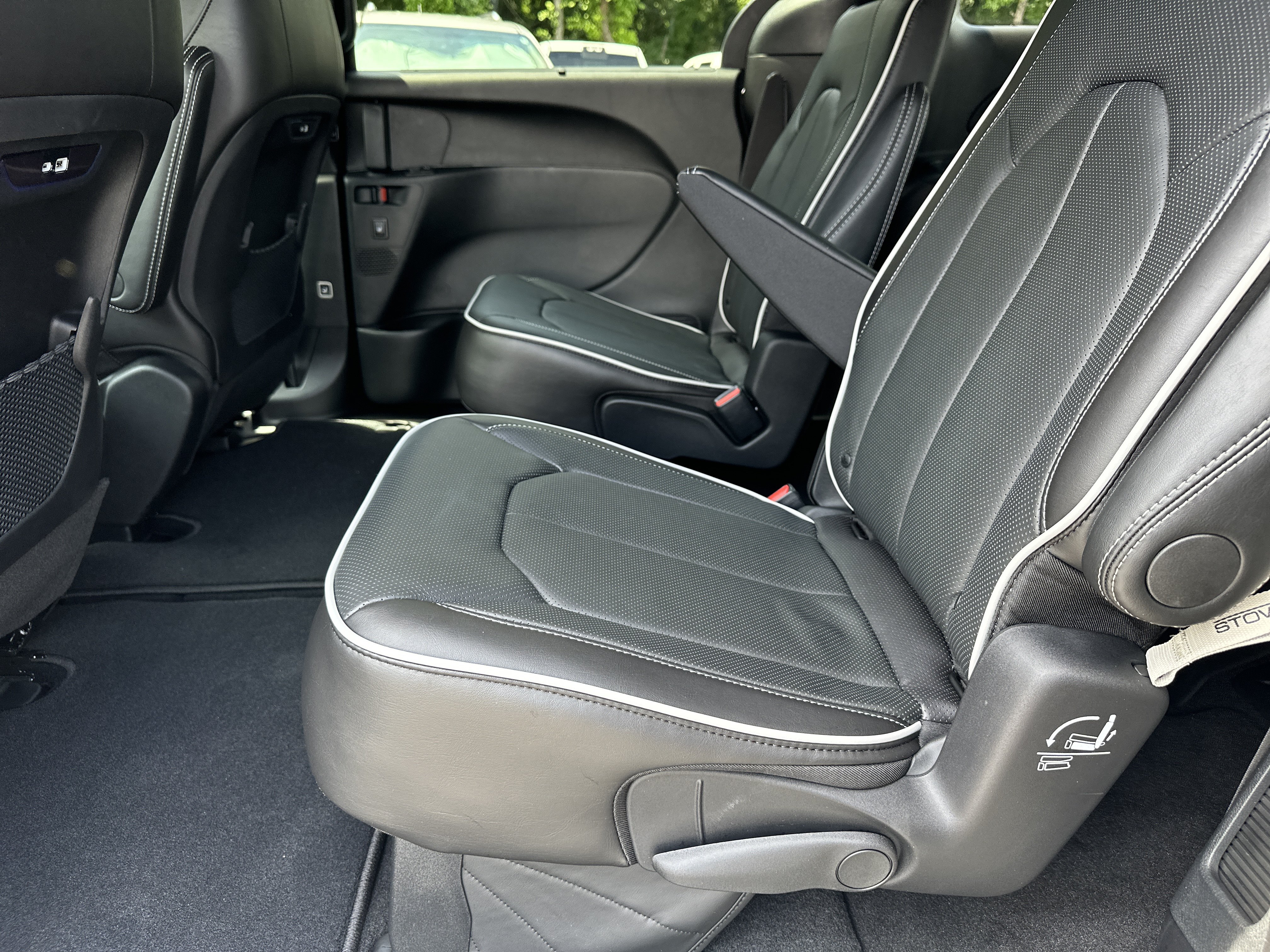 New 2027 Chrysler Pacifica Limited FWD image 14