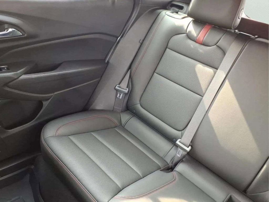Used 2025 Chevrolet Trax RS w/ Sunroof Package FWD image 16