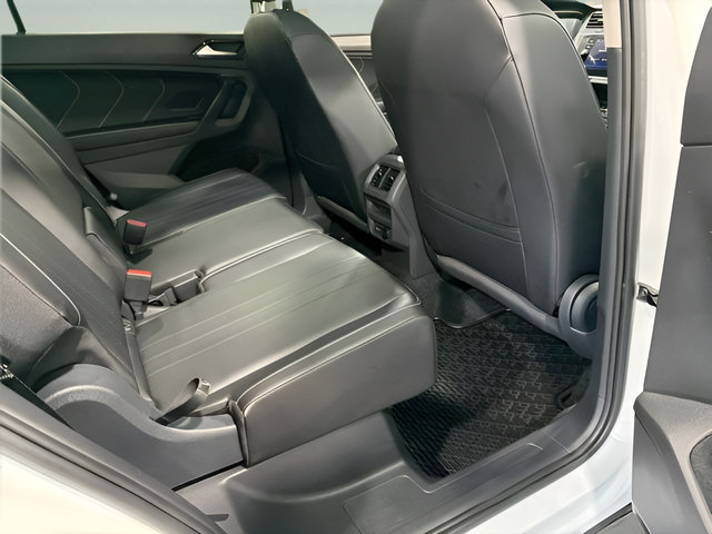 Used 2023 Volkswagen Tiguan SE w/ Panoramic Sunroof Package FWD image 32