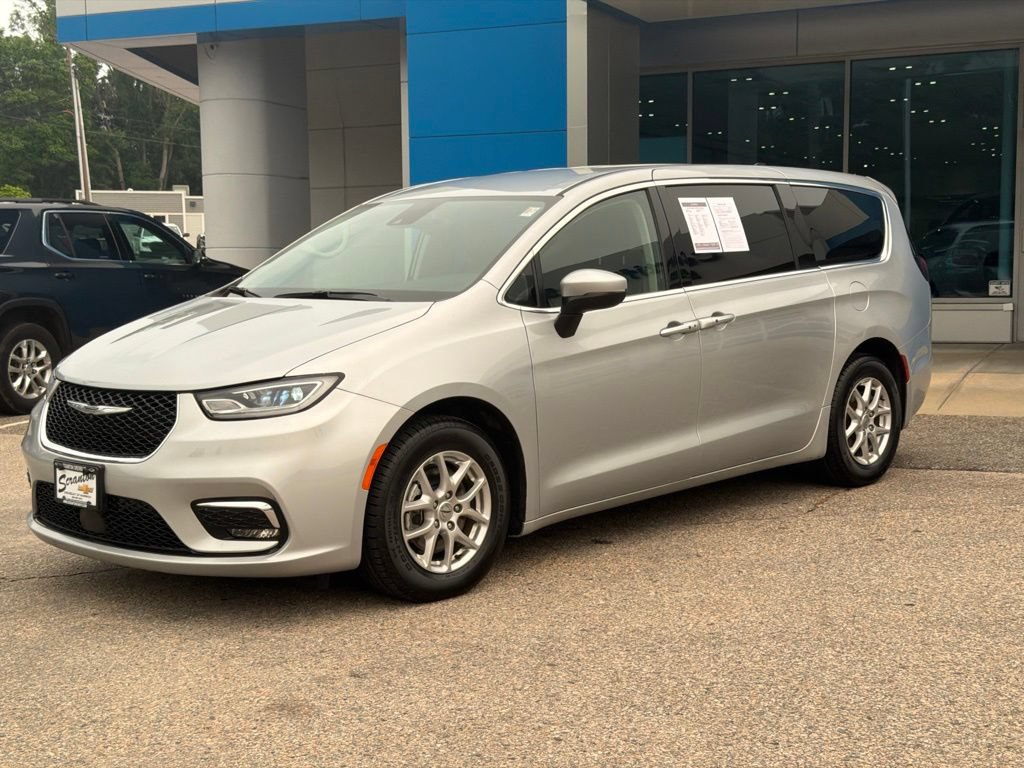 Used 2023 Chrysler Pacifica Touring-L FWD image 3