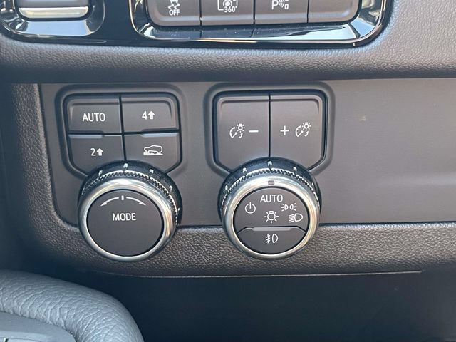Used 2025 GMC Yukon Denali AWD/4WD image 23