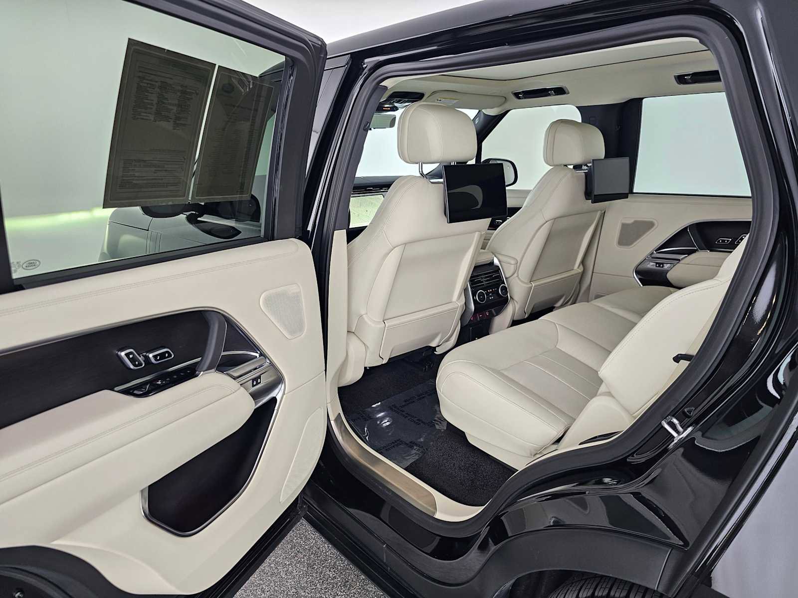 Used 2024 Land Rover Range Rover Long Wheelbase SE image 16