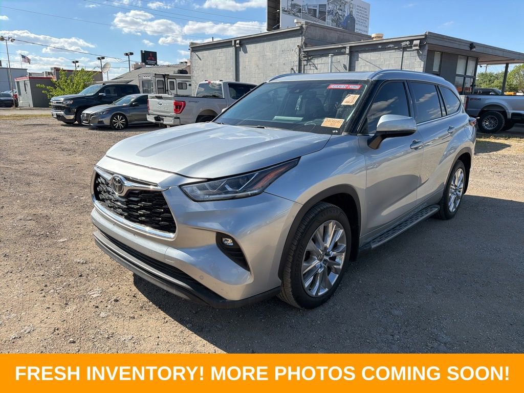 Used 2024 Toyota Highlander Limited image 3