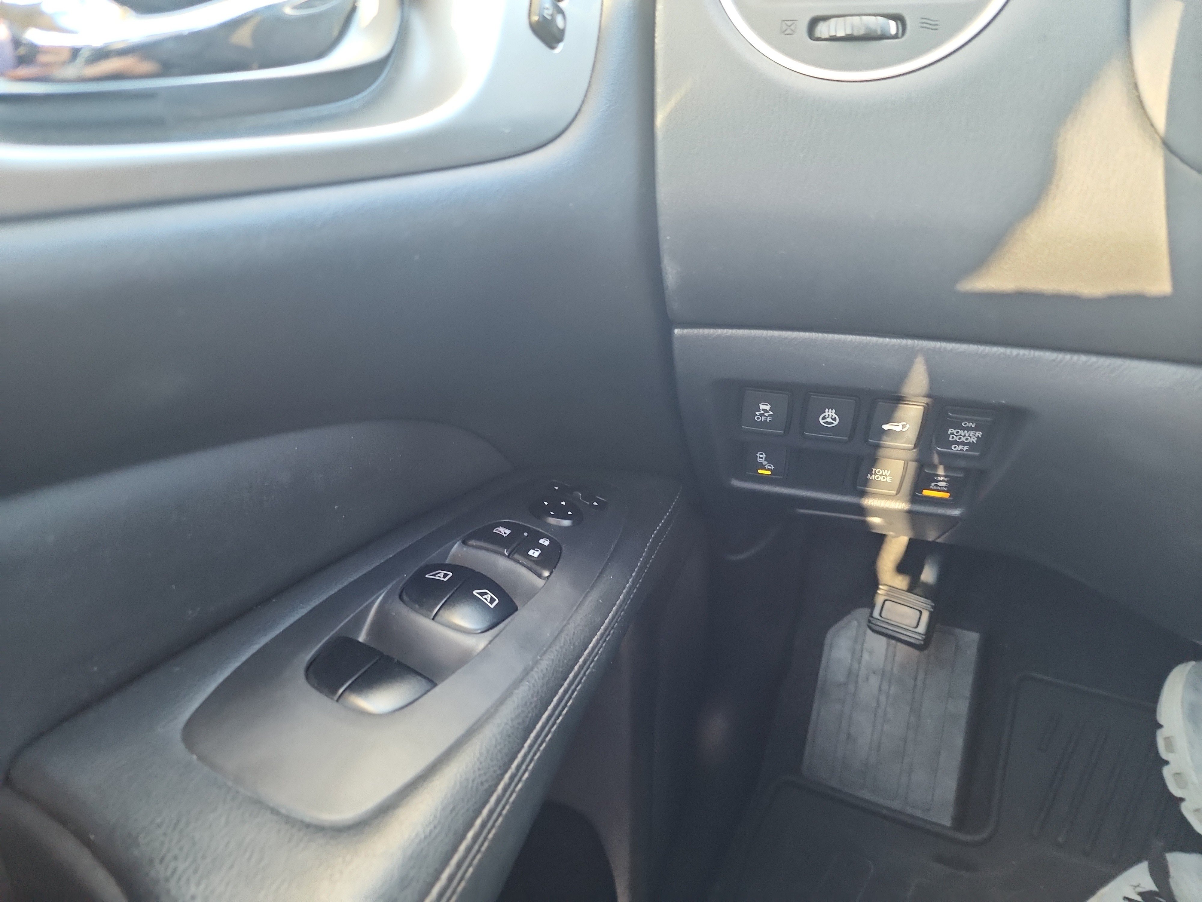 Used 2017 Nissan Pathfinder Platinum w/ Family Entertainment Package FWD image 24