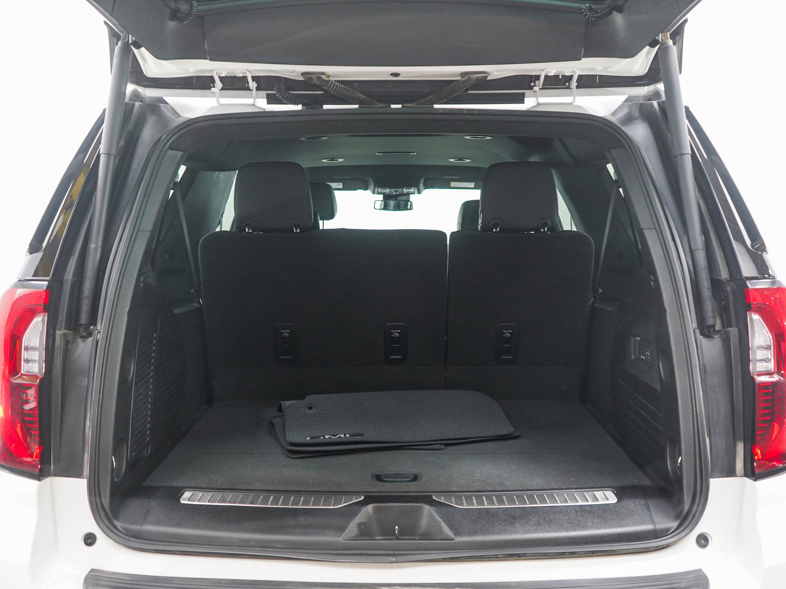 Used 2025 GMC Yukon XL Denali AWD/4WD image 18