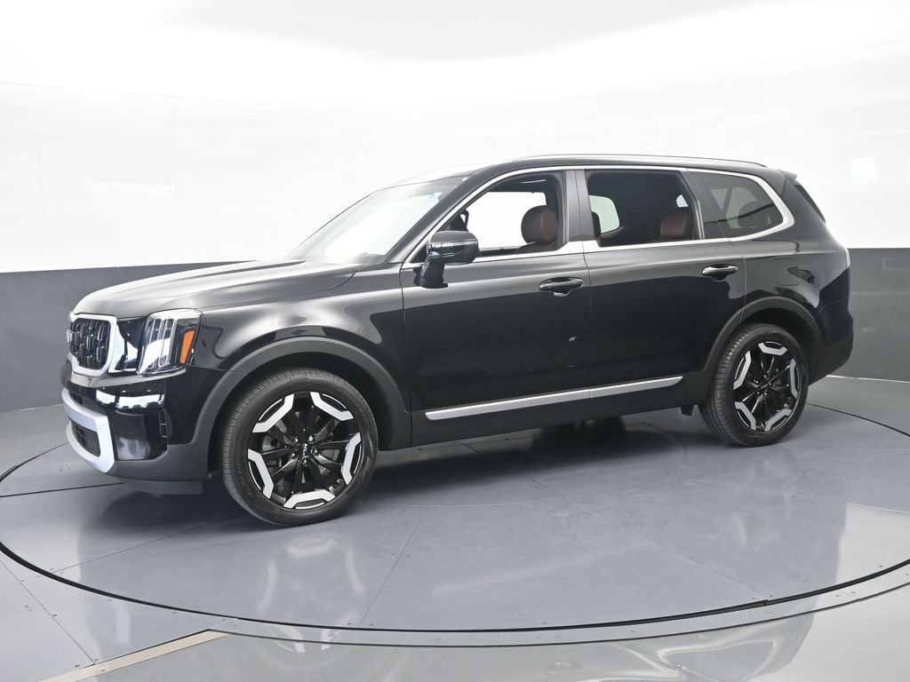 Used 2024 Kia Telluride EX w/ EX Captain's Chair Package FWD image 2