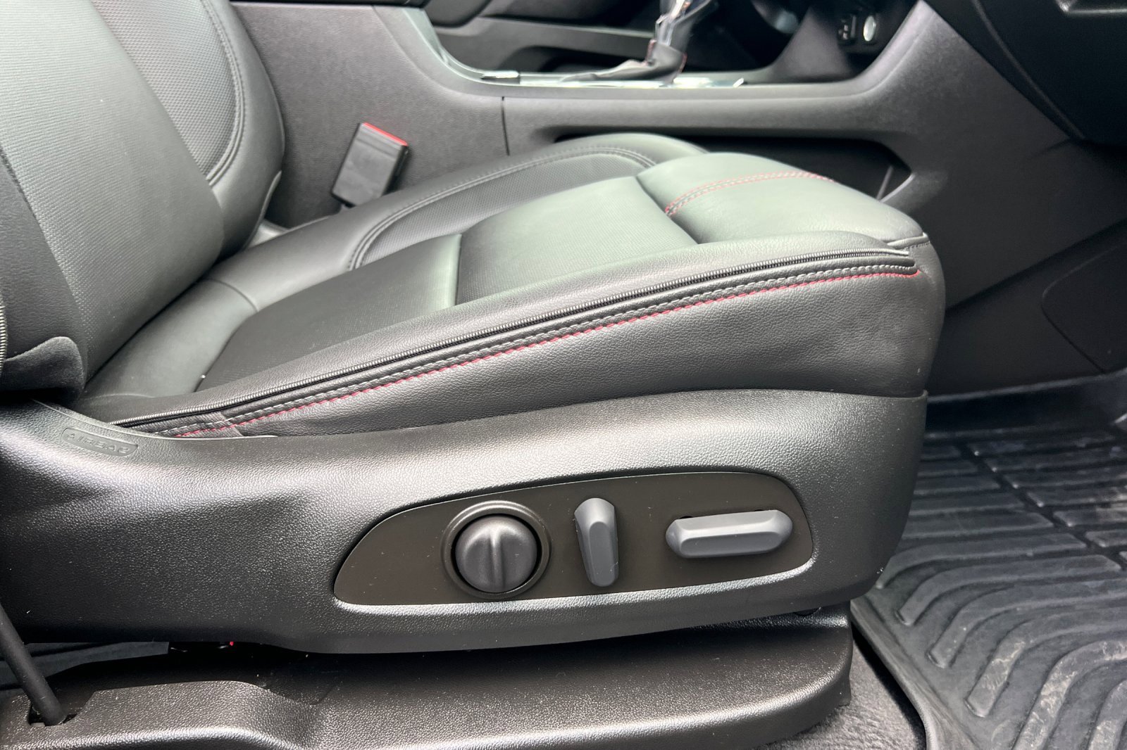 Used 2023 Chevrolet Traverse RS image 25