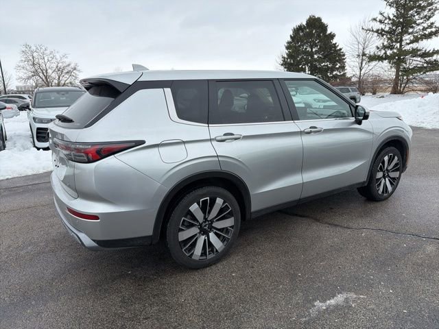 Used 2025 Mitsubishi Outlander SE image 4