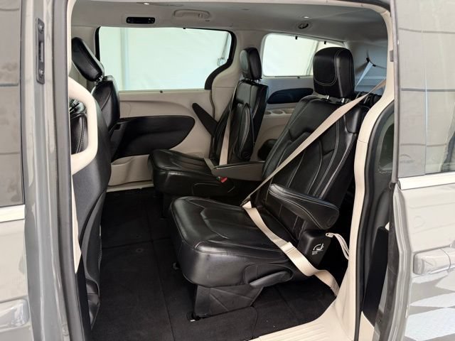 Used 2022 Chrysler Pacifica Touring-L FWD image 18