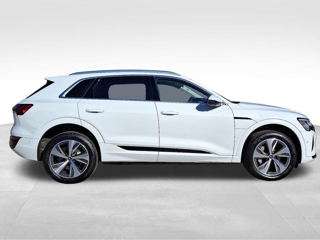 Used 2024 Audi Q8 e-tron Premium Plus image 7
