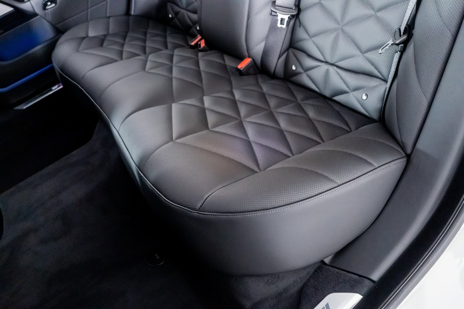 Used 2025 BMW 740i w/ Premium Package RWD image 33