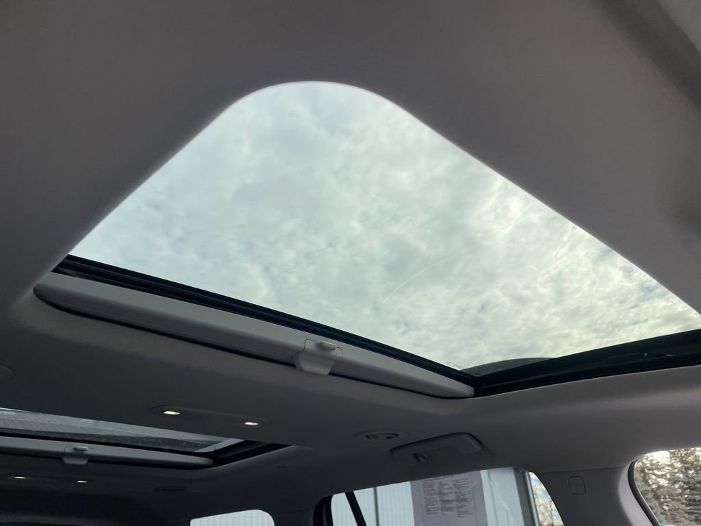 Used 2023 GMC Acadia SLT w/ Technology Package image 44