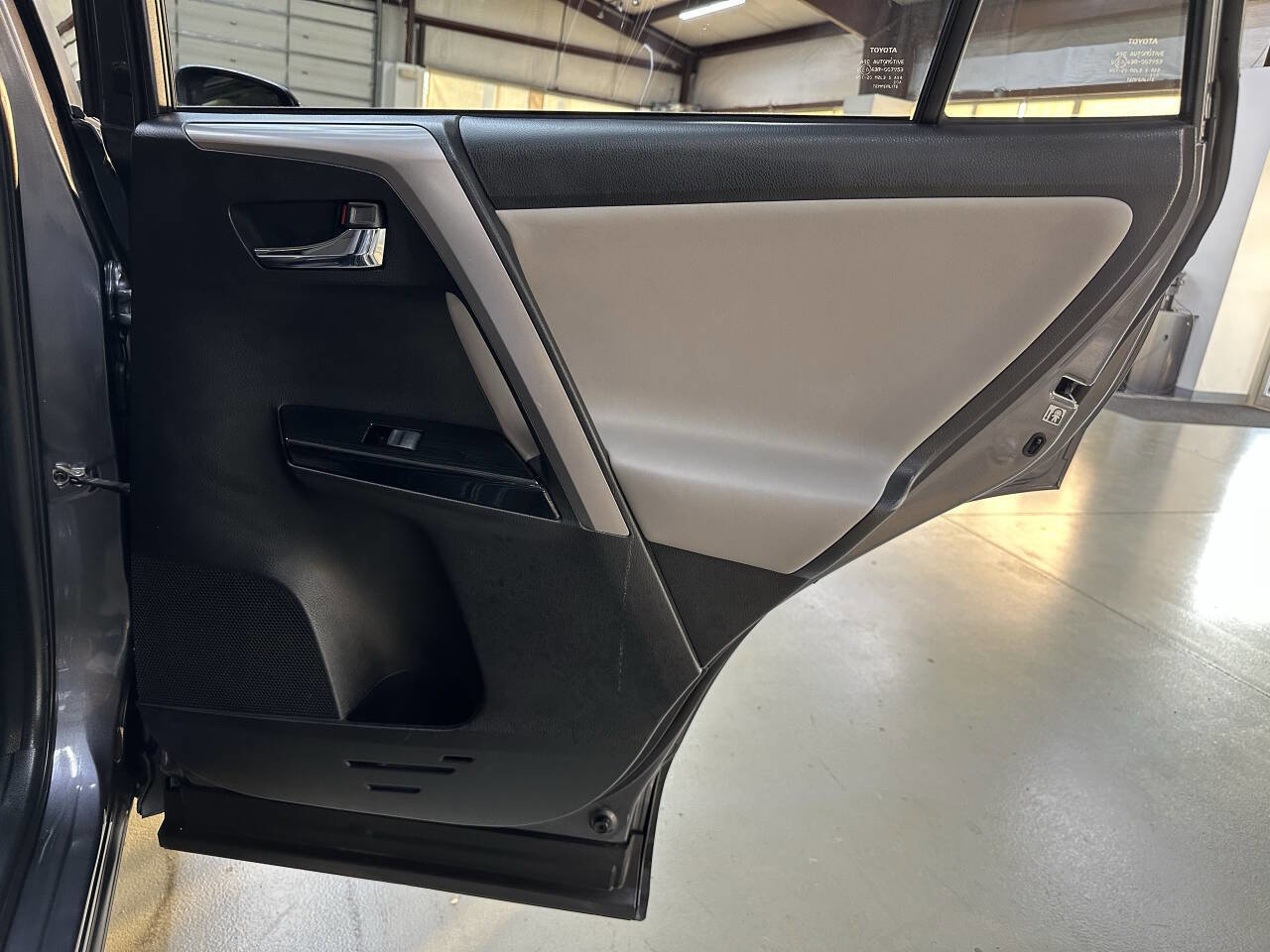 Used 2016 Toyota RAV4 Limited image 14