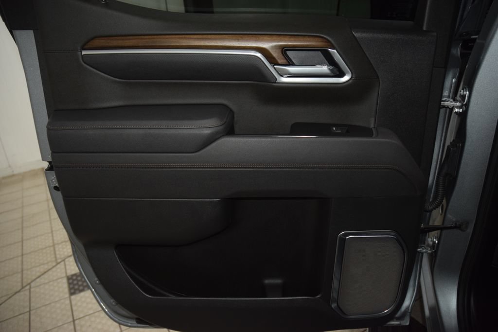 Used 2025 Chevrolet Silverado 1500 High Country AWD/4WD image 49