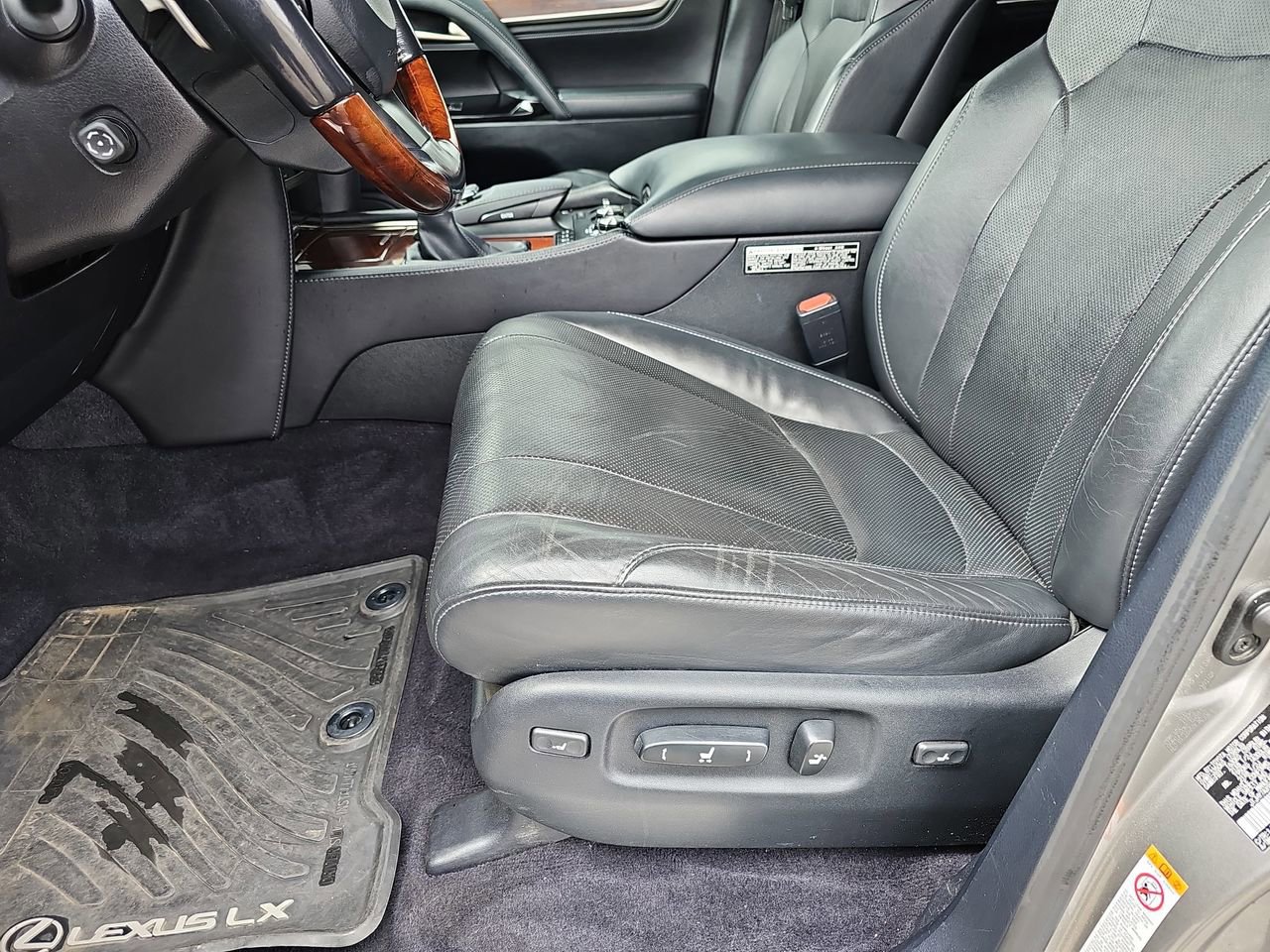 Used 2016 Lexus LX 570 4WD w/ Luxury Package image 20