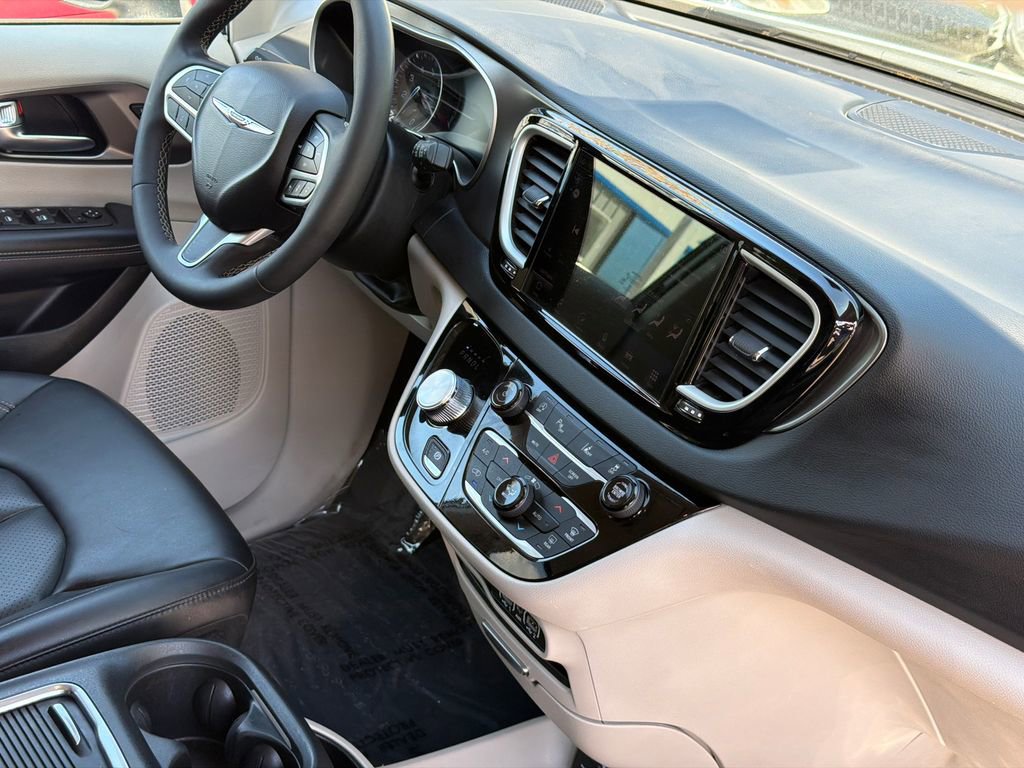 Used 2023 Chrysler Pacifica Touring-L image 10