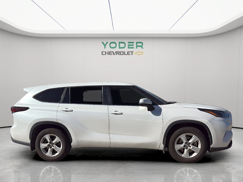 Used 2024 Toyota Highlander LE AWD/4WD image 3