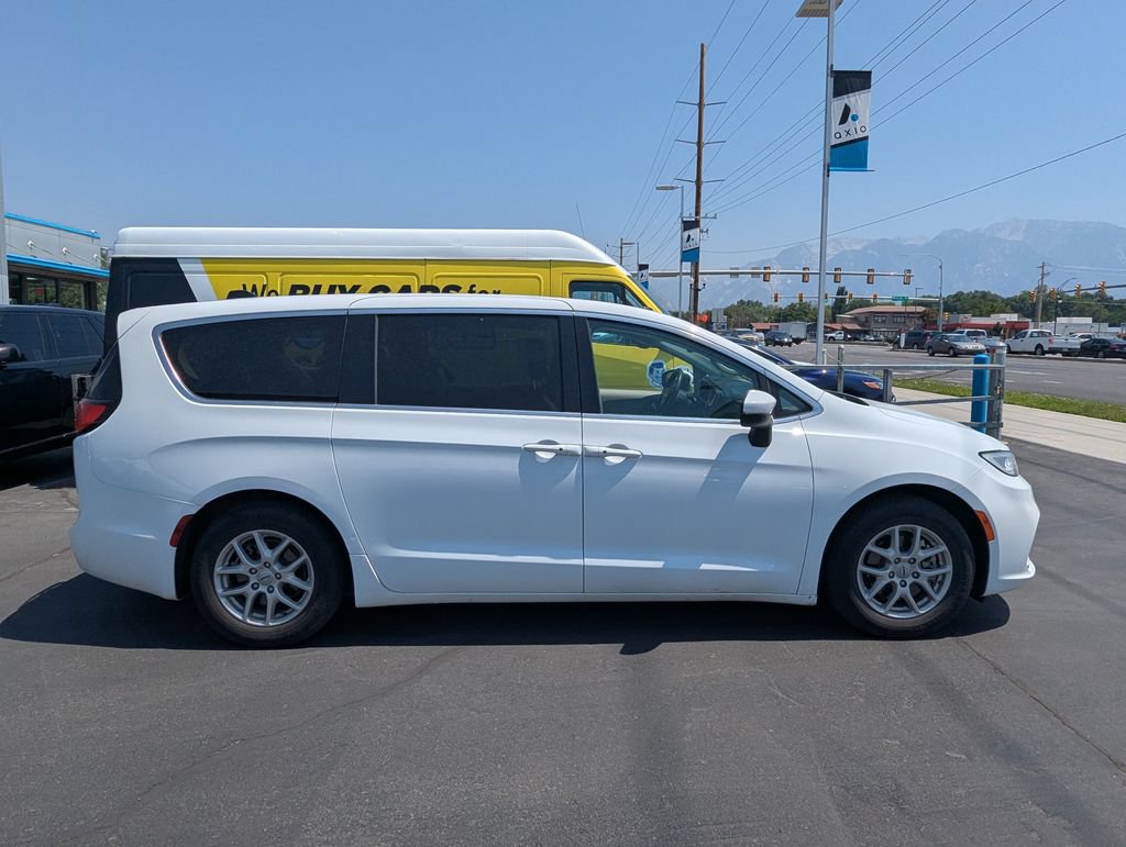 Used 2023 Chrysler Pacifica Touring-L FWD image 2