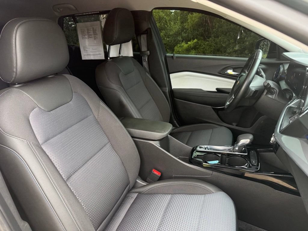 Used 2025 Chevrolet Trax LT w/ Driver Confidence Package FWD image 21