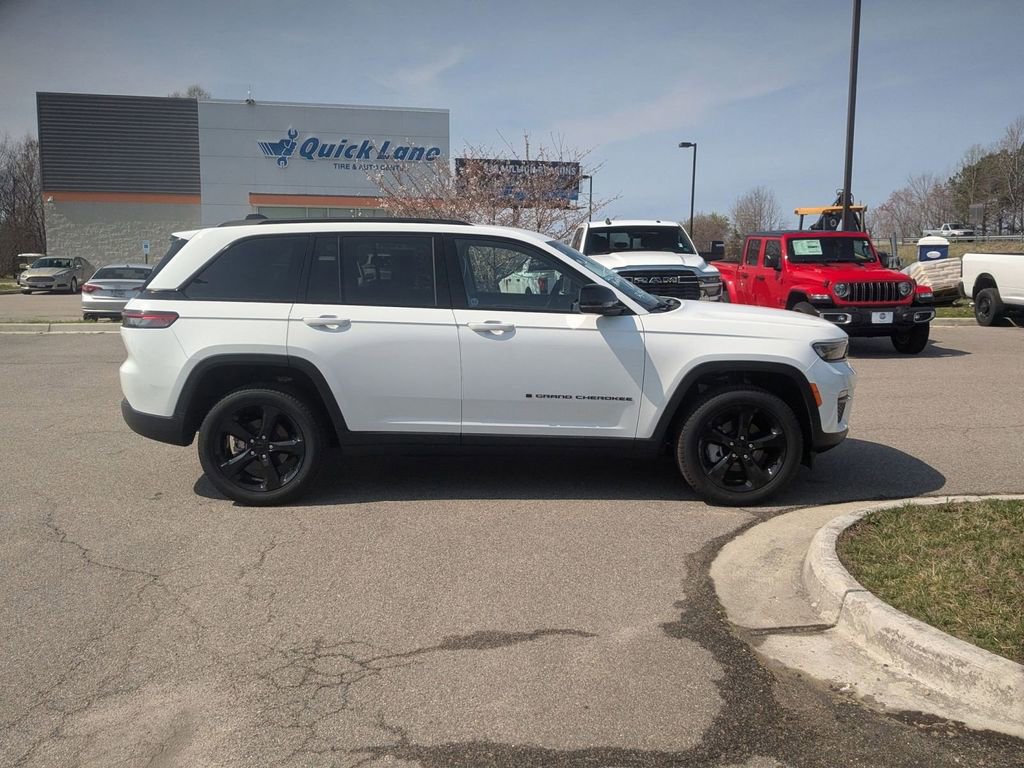 Used 2023 Jeep Grand Cherokee Limited w/ Black Appearance Package AWD/4WD image 6