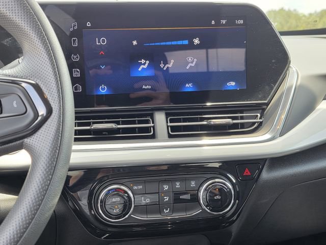 Used 2025 Chevrolet Trax LT FWD image 10