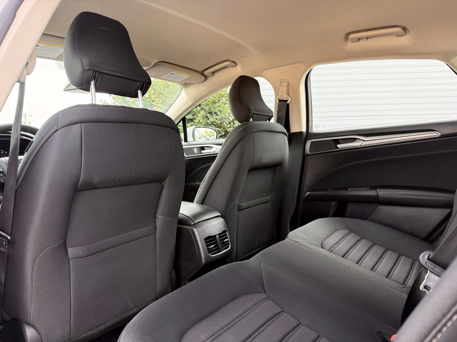 Used 2019 Ford Fusion SE FWD image 14