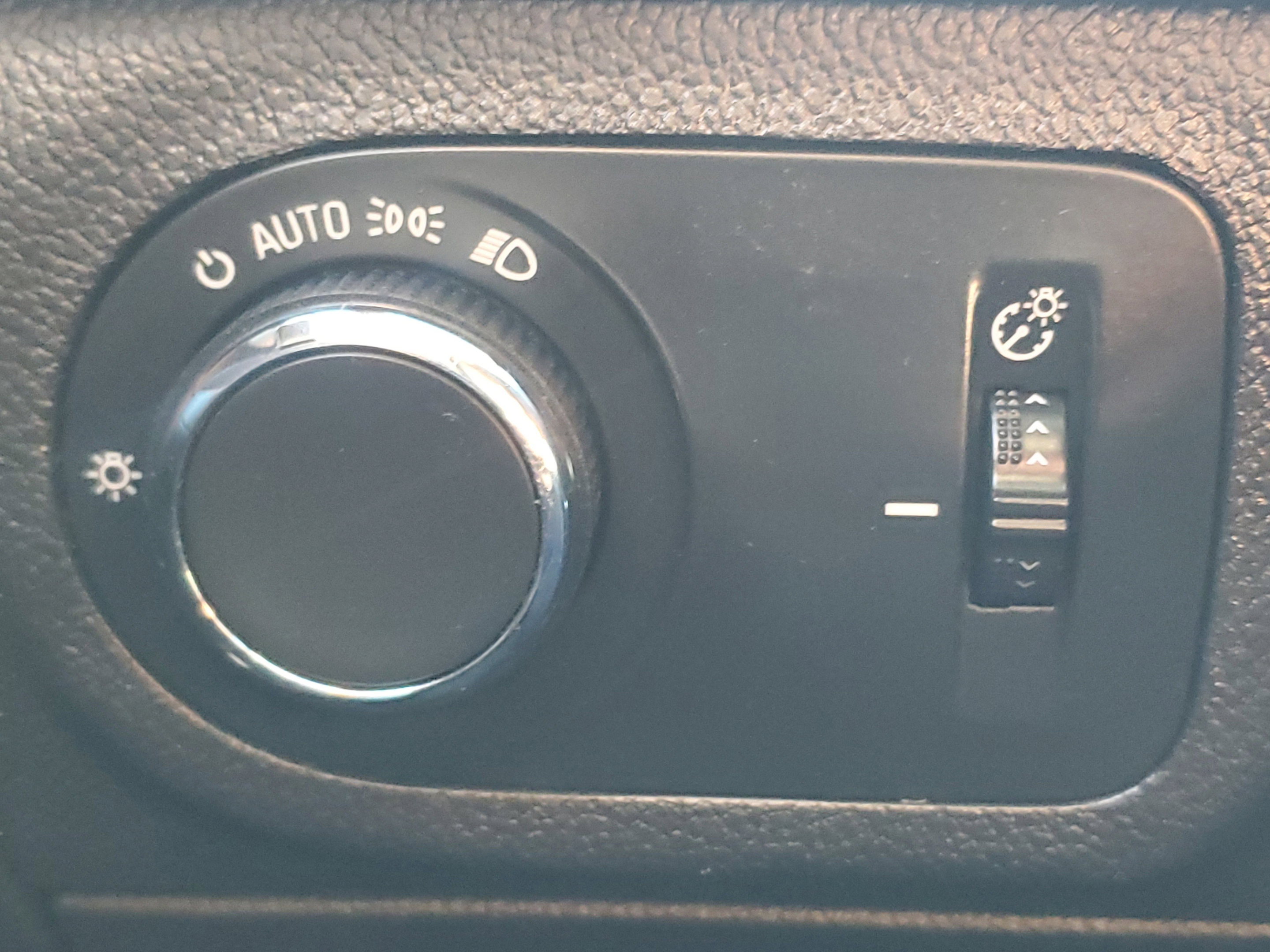 Used 2018 Chevrolet Cruze LS FWD image 25
