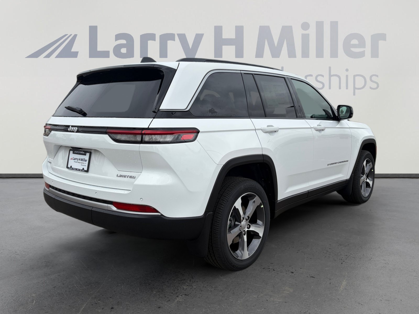 New 2026 Jeep Grand Cherokee Limited w/ Trailer Tow Package AWD/4WD image 6