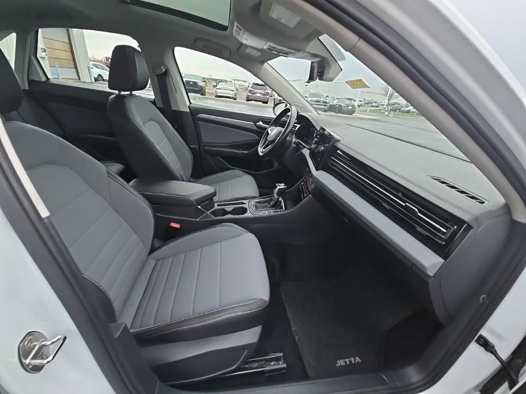 Used 2025 Volkswagen Jetta SE w/ Sunroof Package image 31