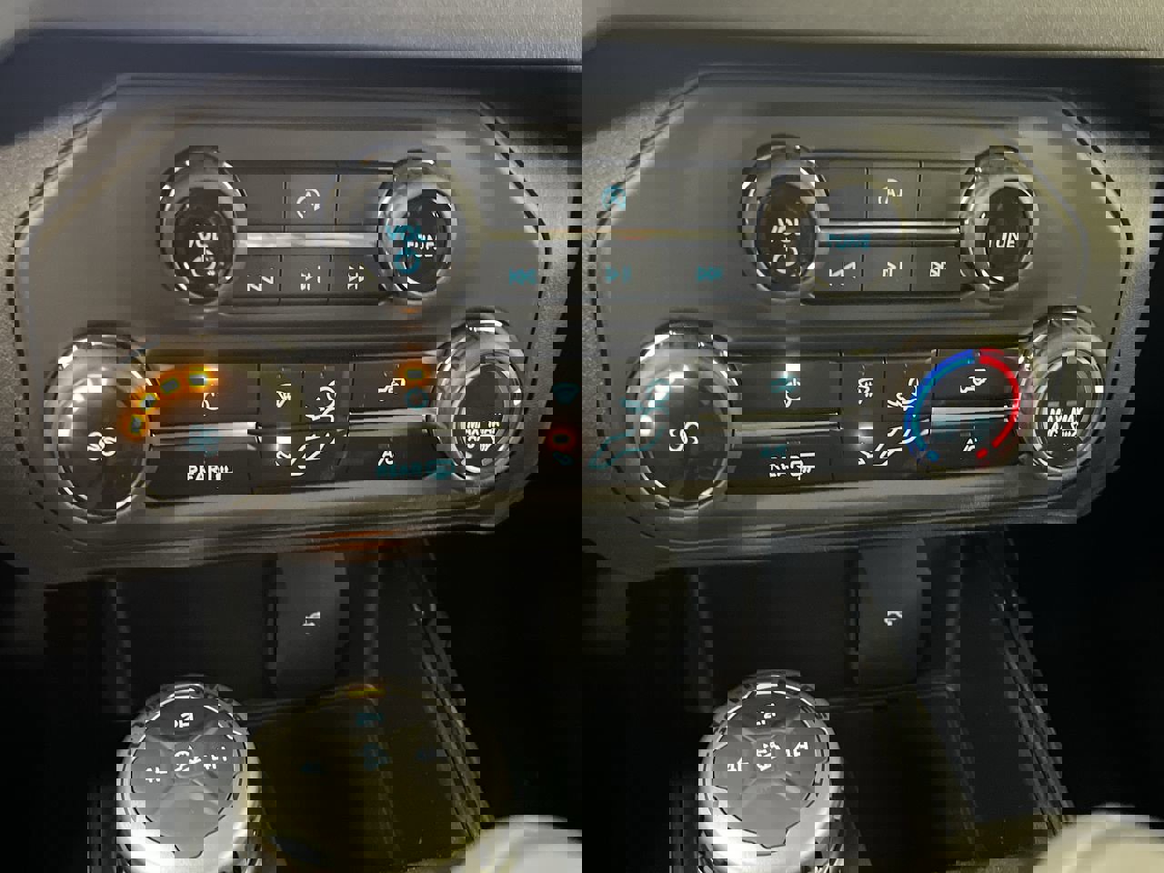 New 2025 Ford Bronco 4-Door image 18