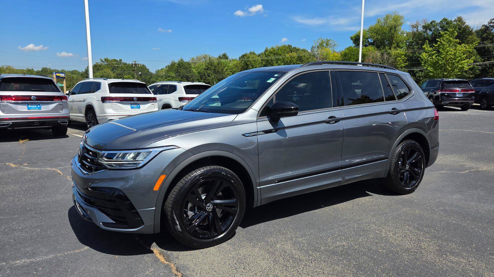Used 2023 Volkswagen Tiguan SE R-Line AWD/4WD image 9