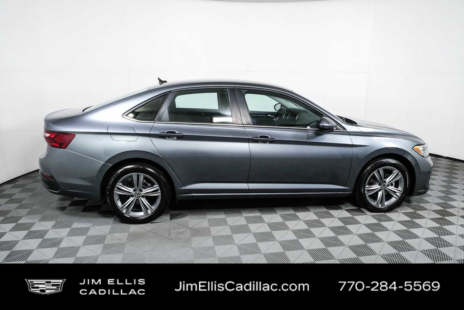 Used 2024 Volkswagen Jetta SE FWD image 2