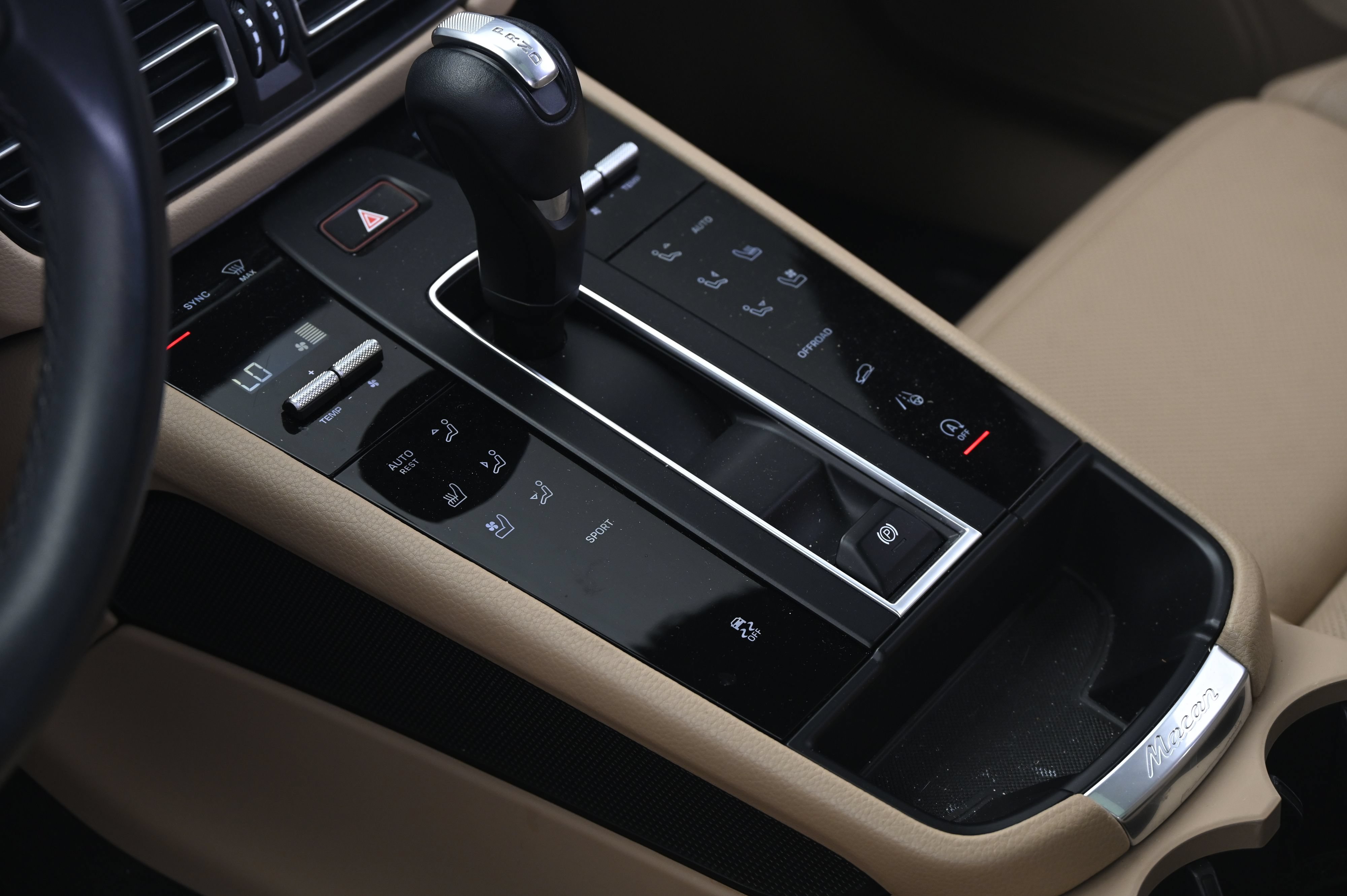 Certified 2022 Porsche Macan AWD/4WD image 34