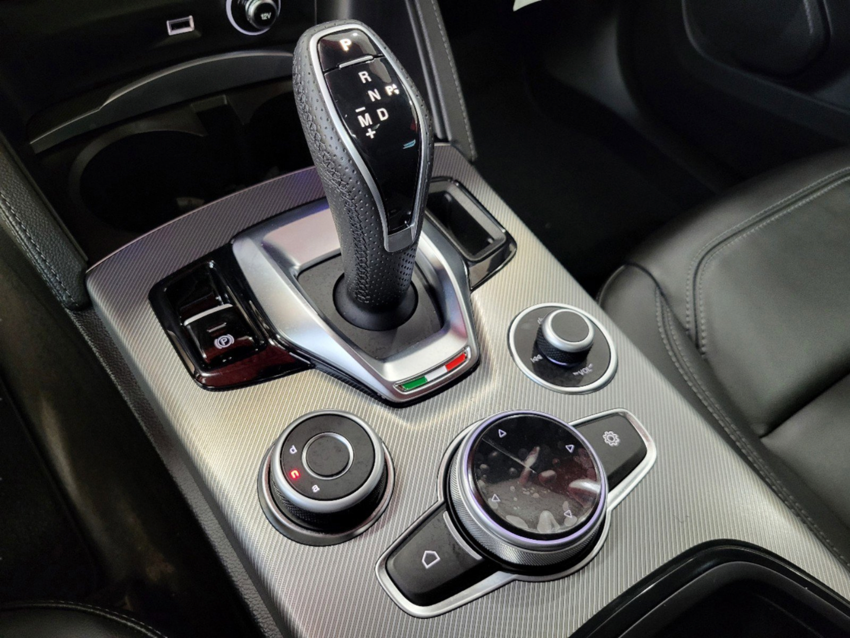 New 2025 Alfa Romeo Stelvio Sprint AWD/4WD image 31