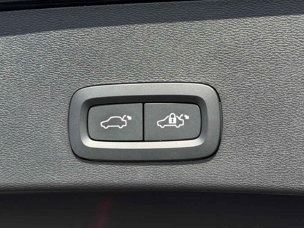 Certified 2023 Volvo XC40 Recharge Plus AWD/4WD image 21