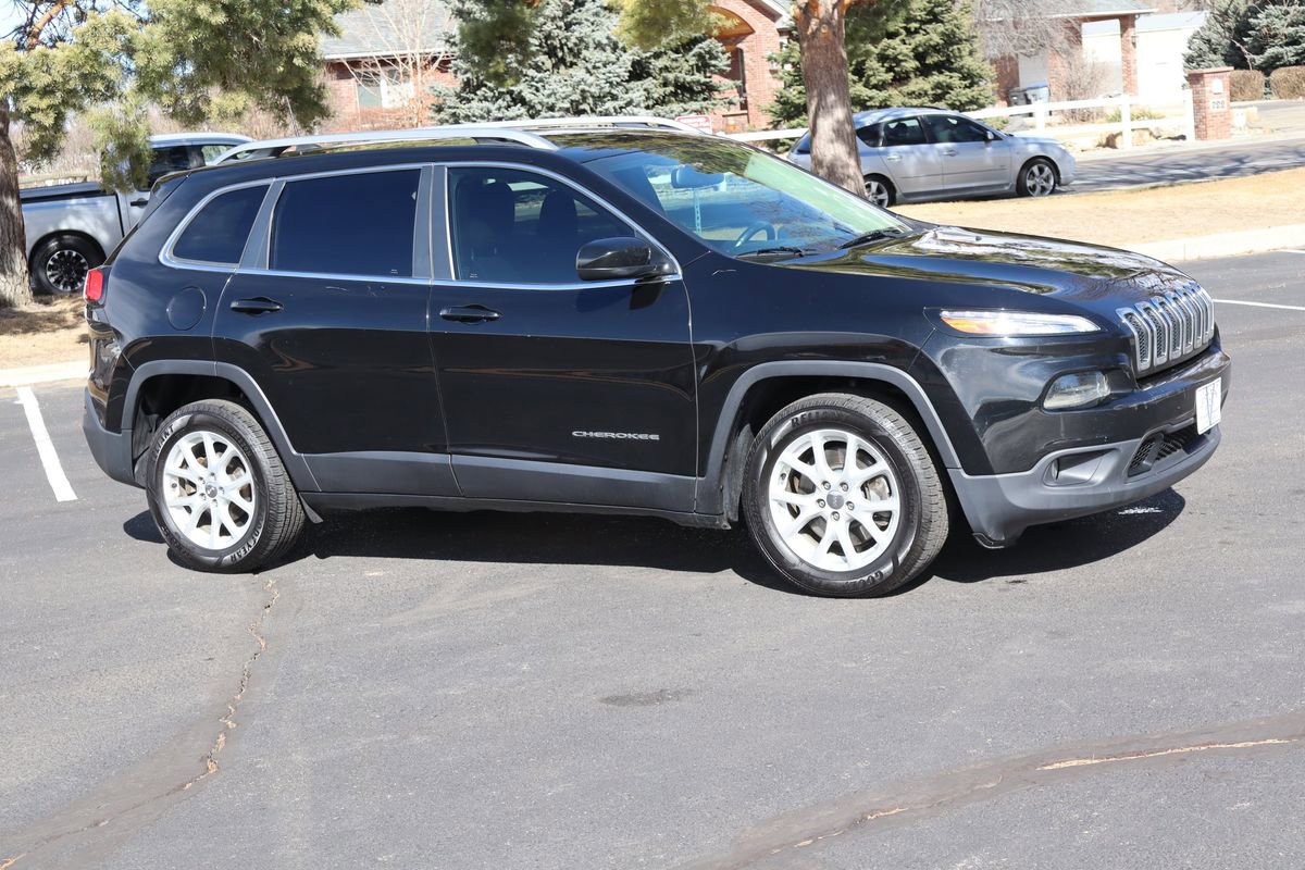 Used 2017 Jeep Cherokee Latitude FWD image 2