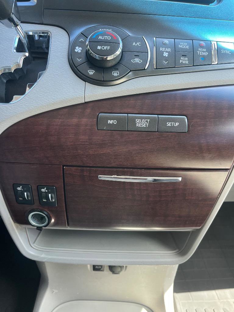 Used 2014 Toyota Sienna XLE FWD image 30