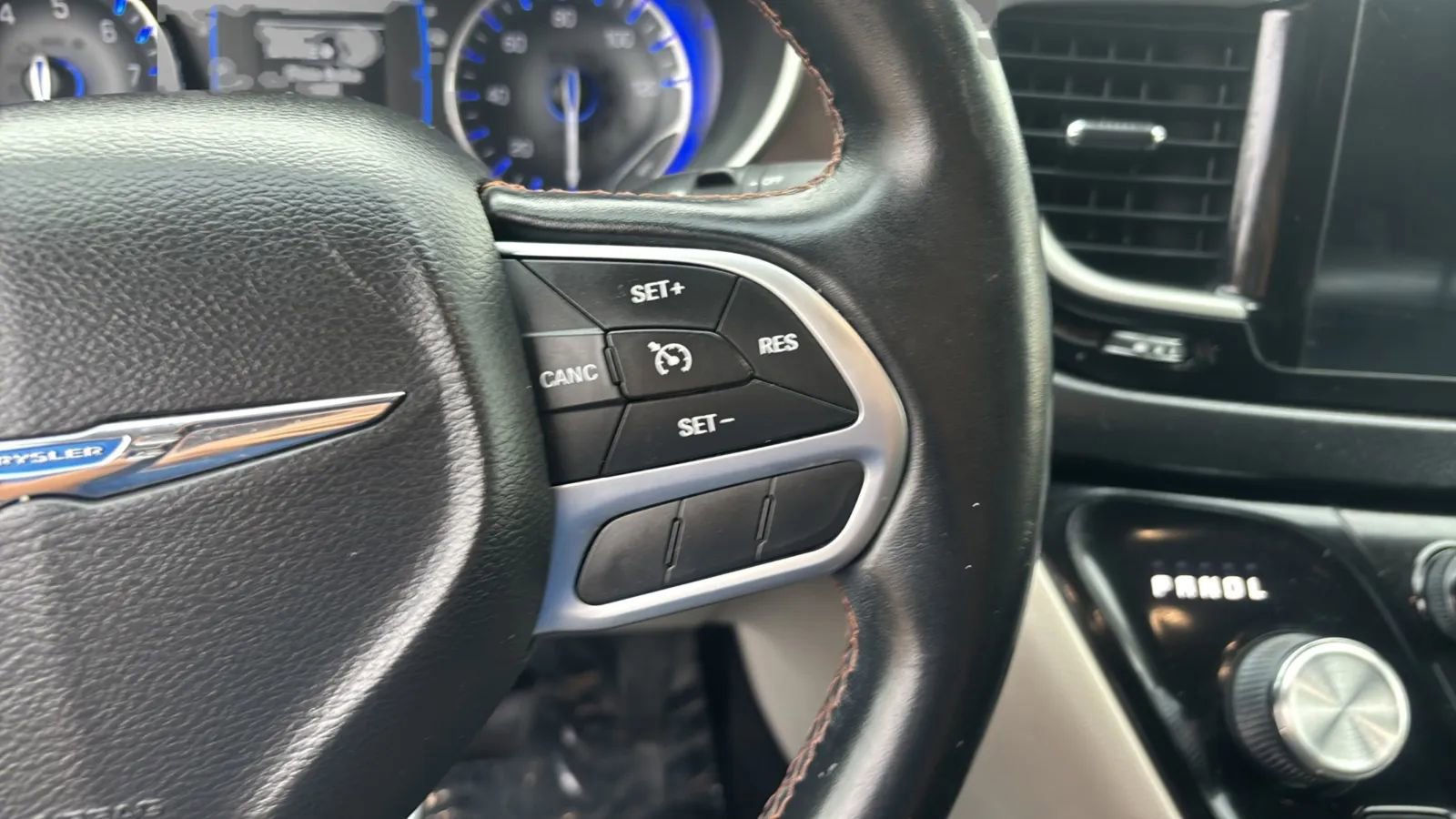 Used 2017 Chrysler Pacifica Touring-L FWD image 18
