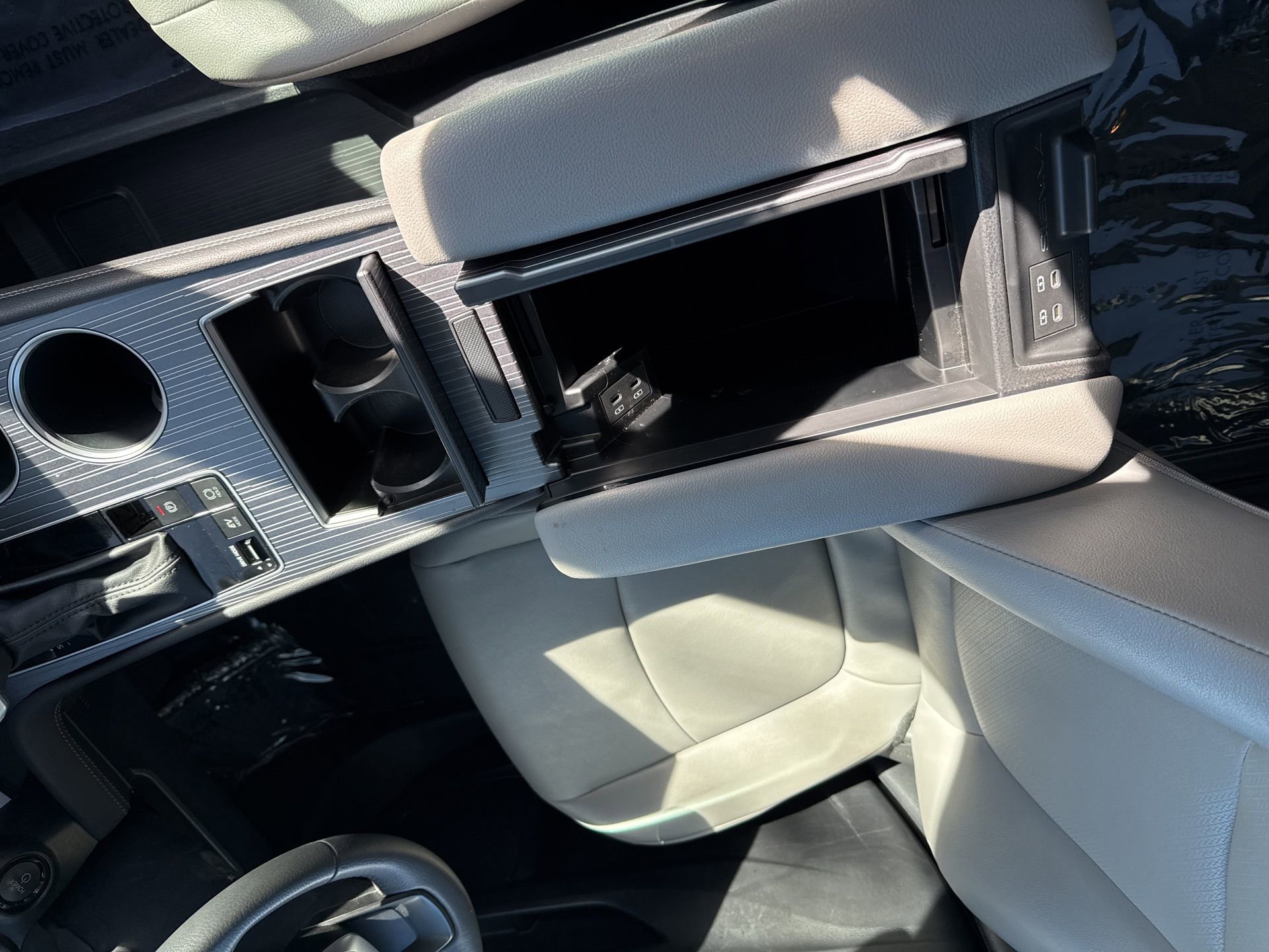 Used 2025 Toyota Sienna XLE image 36