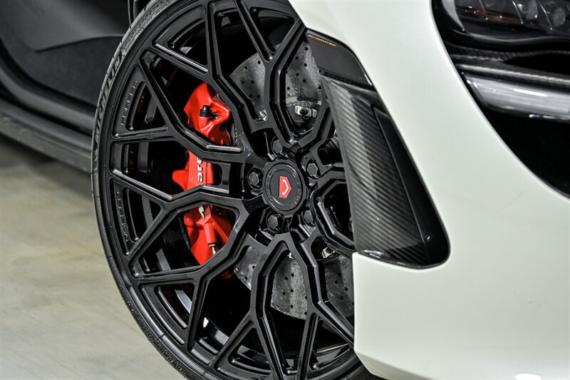 Used 2018 McLaren 720S RWD image 3