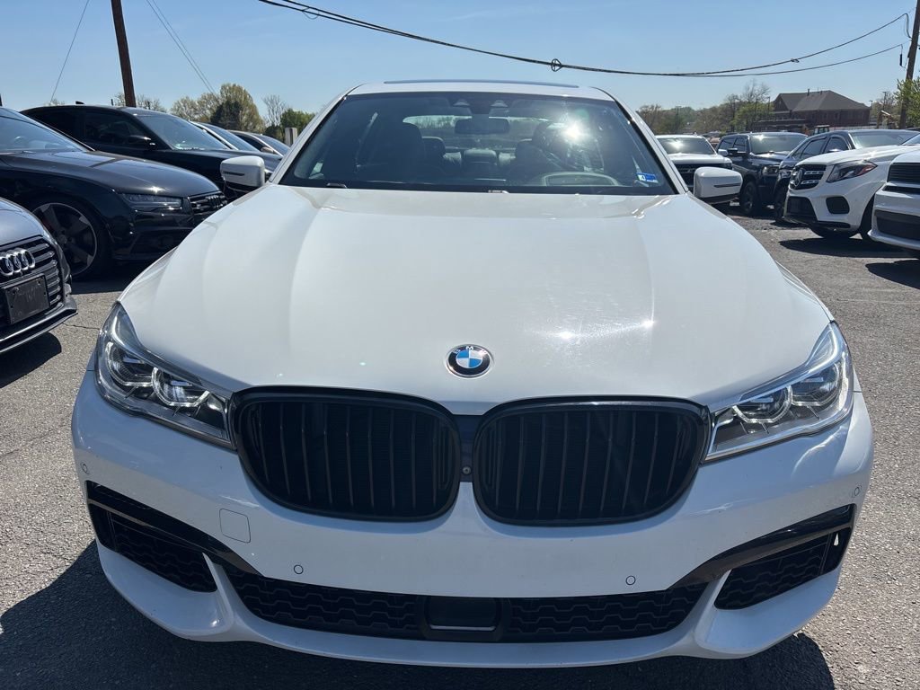 Used 2019 BMW 750i w/ Executive Package image 2