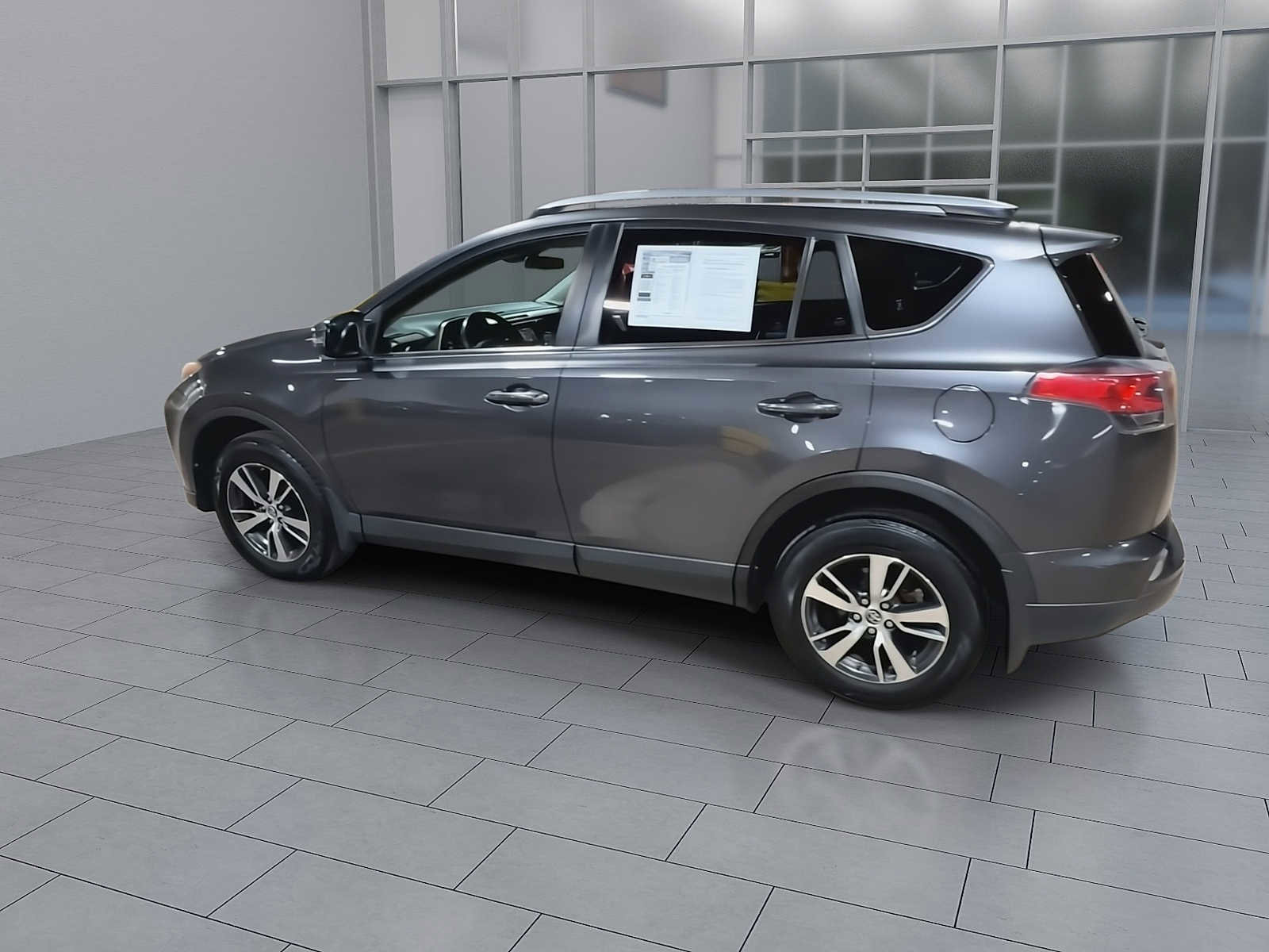 Used 2018 Toyota RAV4 XLE AWD/4WD image 6